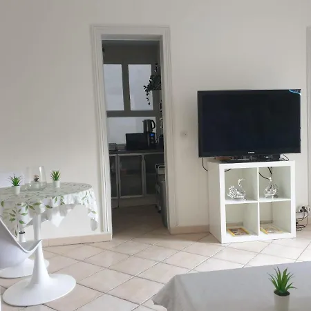 Apartment Joli 2 Pieces Au Coeur De Et Proche Canal *